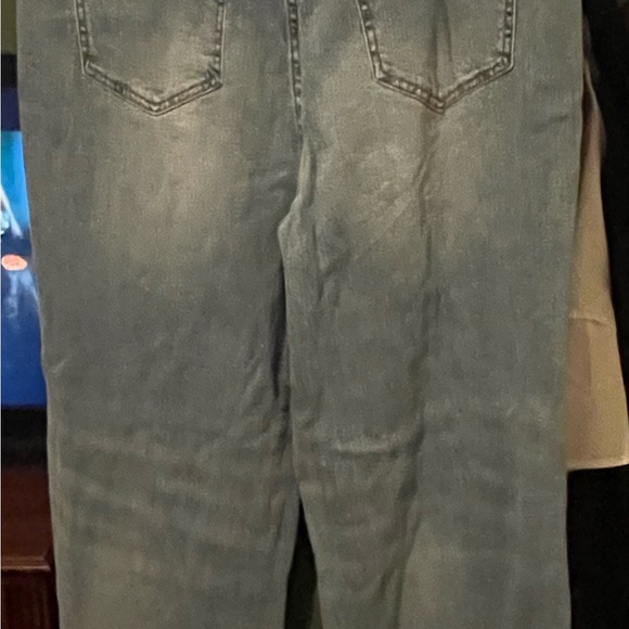 NWT Plus Size Distressed Straight Leg Jeans Light Wash - Picture 4 of 6